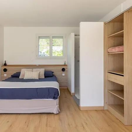 Casa Fernandes Avec Piscine Couverte Holiday home Bourg-en-Bresse