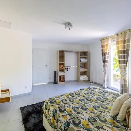 Сasa de vacaciones Casa Fernandes Avec Piscine Couverte Bourg-en-Bresse