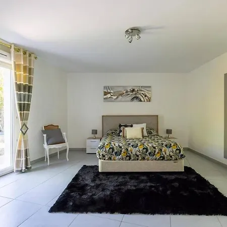 Casa Fernandes Avec Piscine Couverte Сasa de vacaciones *
