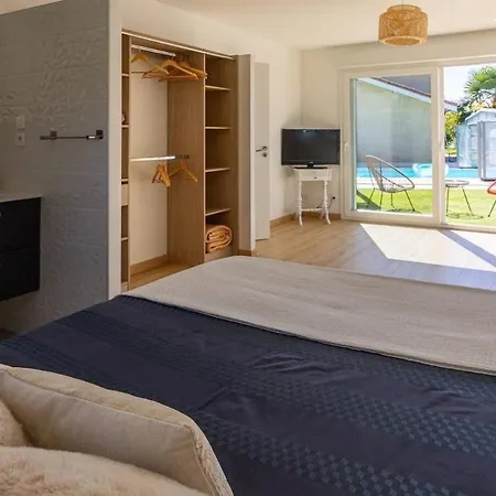 Casa Fernandes Avec Piscine Couverte Holiday home Bourg-en-Bresse