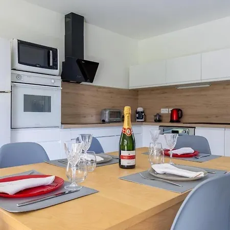 Casa Fernandes Avec Piscine Couverte Holiday home Bourg-en-Bresse